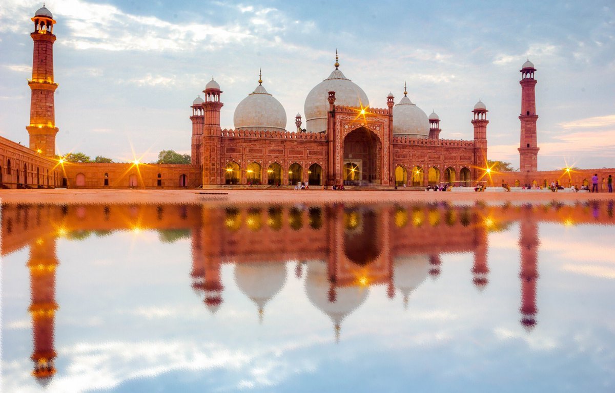 Famous Badshahi Mosque: Why must you travel to Pakistan?