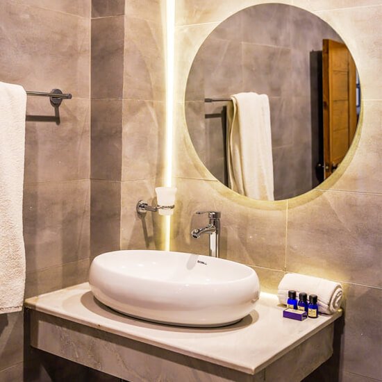 Lemon Lodges by Roomy Washroom