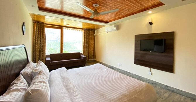 Roomy Daastaan Hotel Deluxe Plus Room