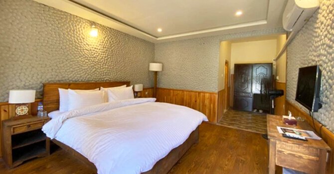 Roomy Daastaan Hotel Deluxe Room