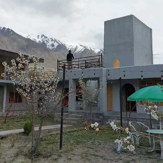 Roomy Khawna Hotel Bulding