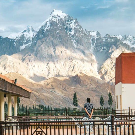 Roomy Khawna Hotel Lawn Area