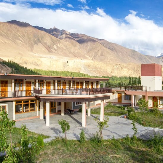 Roomy Khawna Hotel Sost