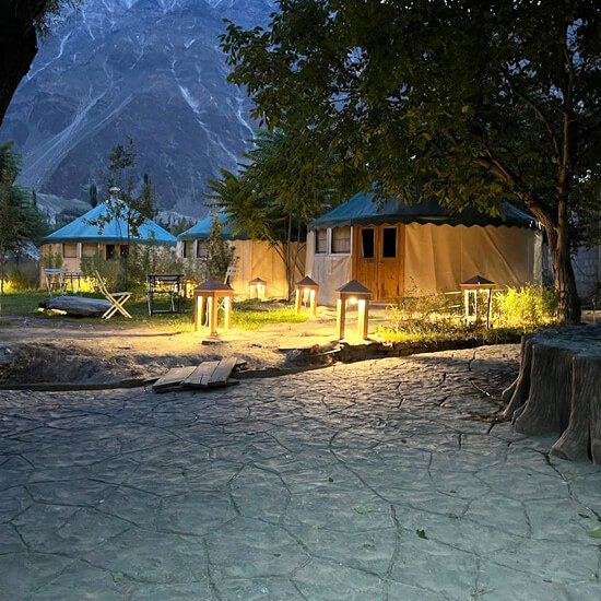 Roomy Yurt Minapin Lawn Area