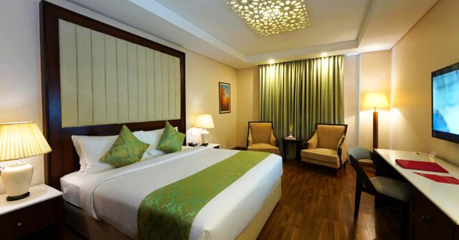 Ramada by Wyndham Deluxe King Room